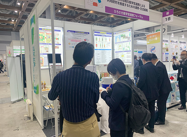 展示会ブースでの情報収集・提供の様子