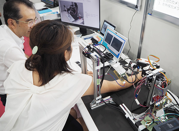 採血ロボットの展示会出展風景