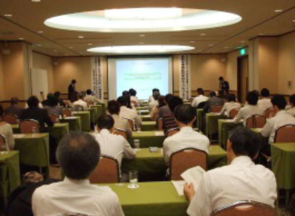 食品生理機能研究会セミナーで講師が発表し、参加者が聴講している様子